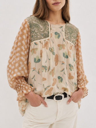 BLUSA CON PUNTOS Y FLORES