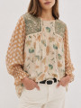 BLUSA CON PUNTOS Y FLORES