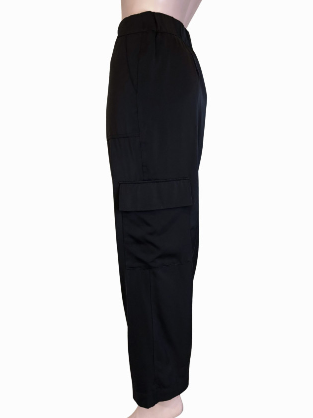 PANTALON CARGO SATINADO NEGRO
