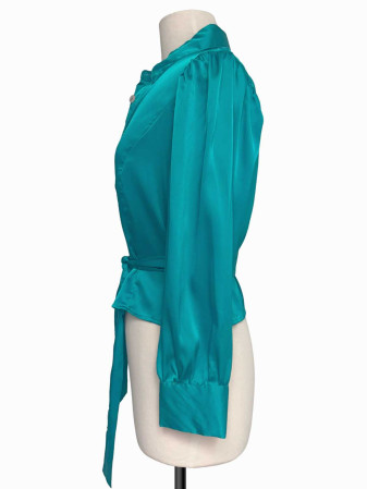 BLUSA SATINADA VERDE CON LAZO