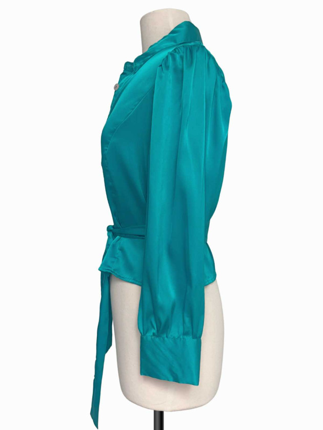 BLUSA SATINADA VERDE CON LAZO
