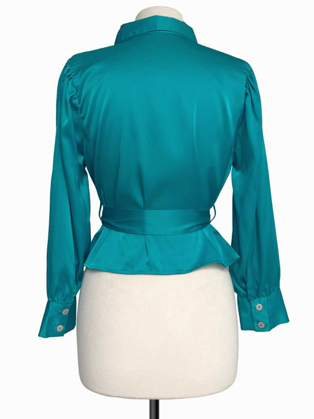 BLUSA SATINADA VERDE CON LAZO