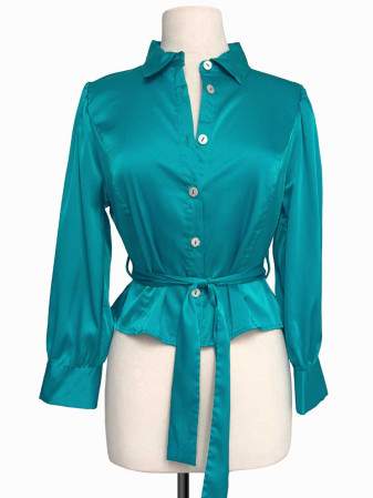 BLUSA SATINADA VERDE CON LAZO