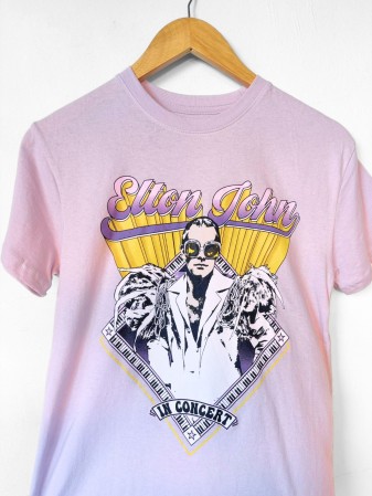 CAMISETA LILA ELTON JOHN
