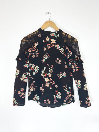BLUSA FLORAL CON ENCAJE