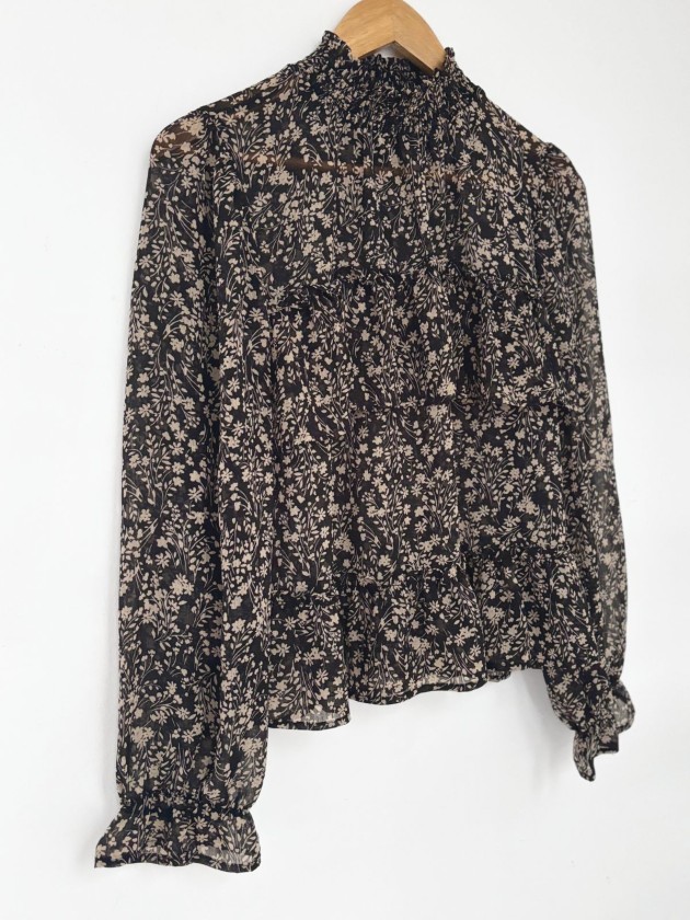 BLUSA FLORAL CON RUFFLES