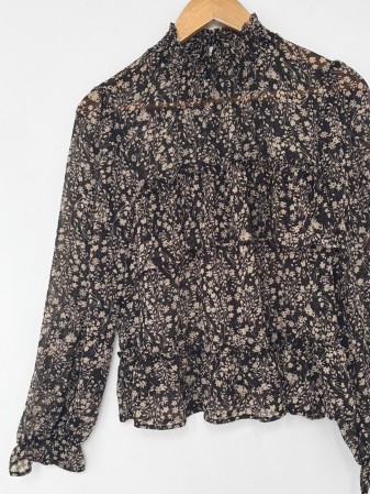 BLUSA FLORAL CON RUFFLES