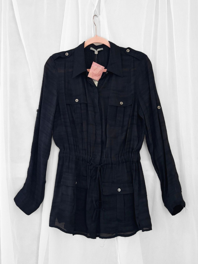 BLUSA NEGRA CON BOLSAS