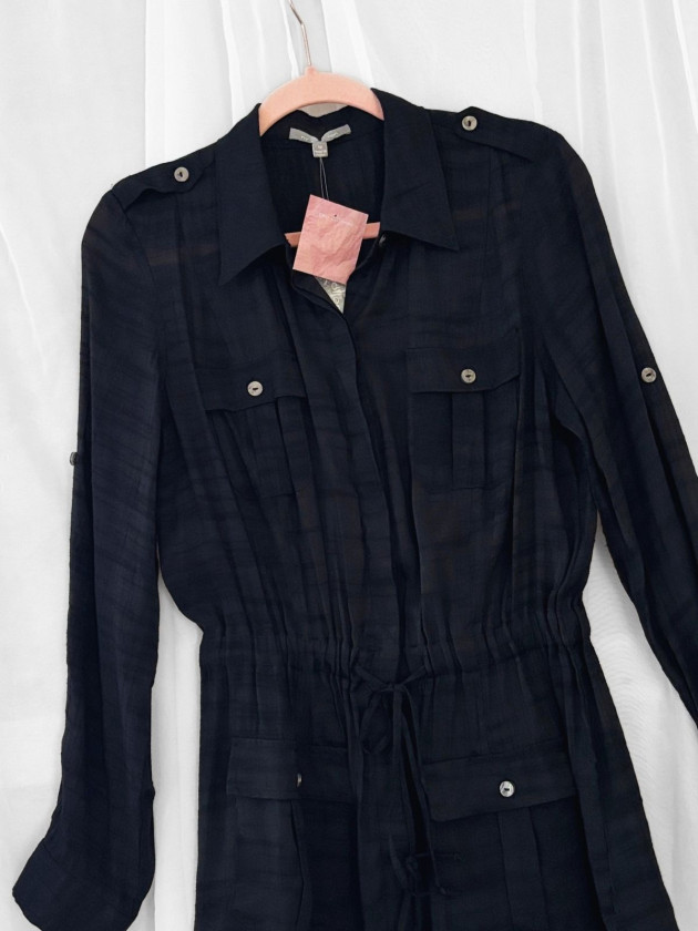 BLUSA NEGRA CON BOLSAS