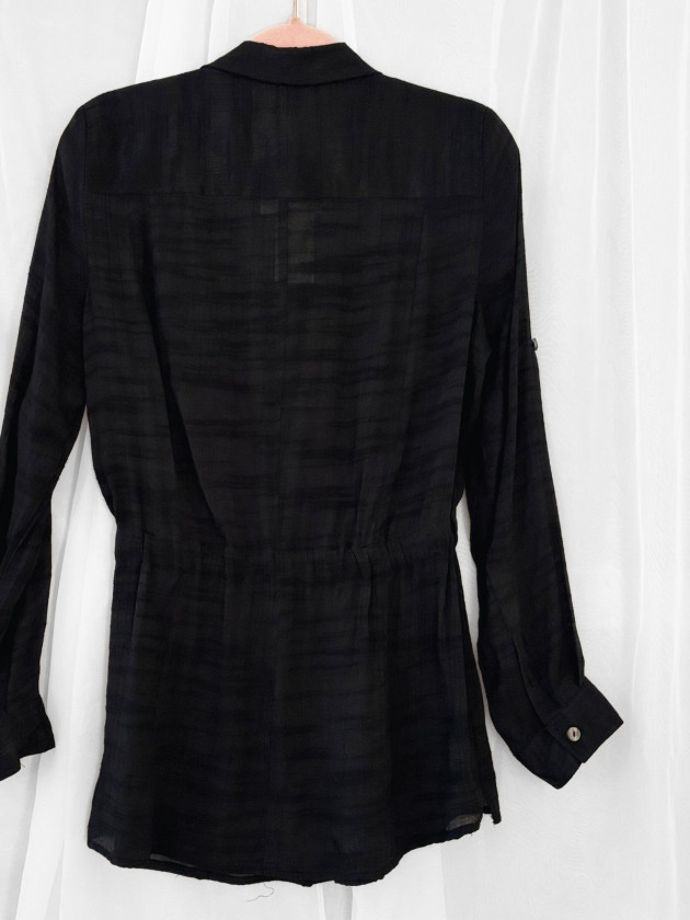 BLUSA NEGRA CON BOLSAS