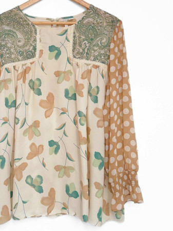BLUSA CON PUNTOS Y FLORES