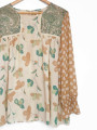 BLUSA CON PUNTOS Y FLORES