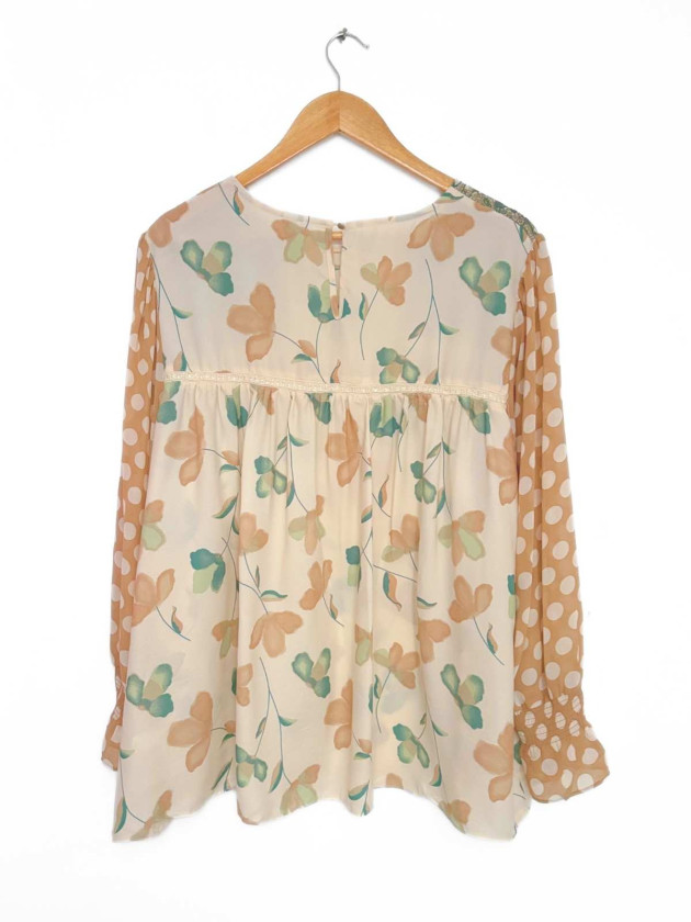 BLUSA CON PUNTOS Y FLORES