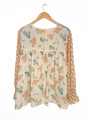 BLUSA CON PUNTOS Y FLORES