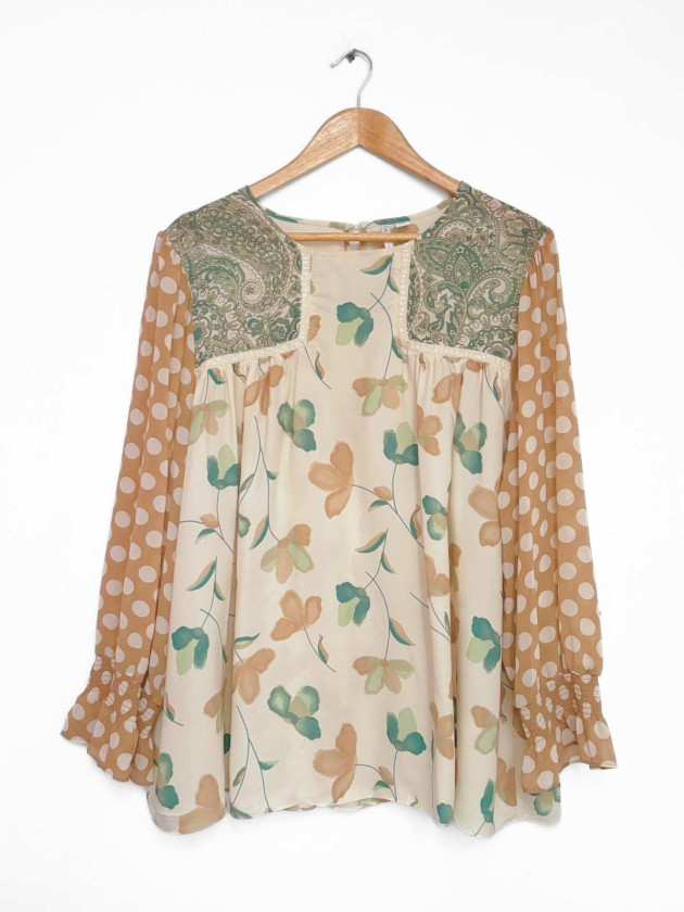BLUSA CON PUNTOS Y FLORES
