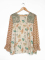 BLUSA CON PUNTOS Y FLORES